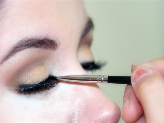 Eyeliner e Matite: i danni delle particelle del trucco