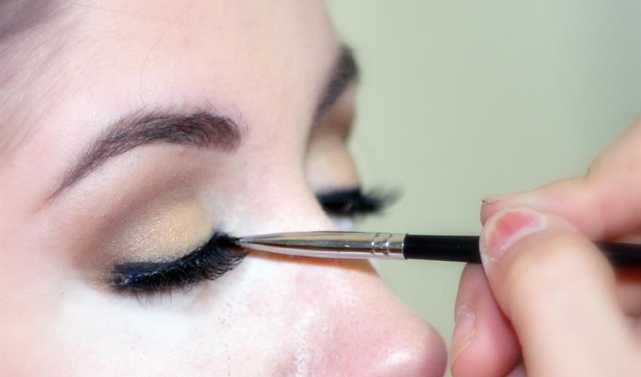 Eyeliner e Matite: i danni delle particelle del trucco