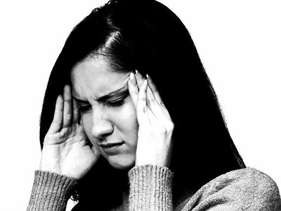 Perché le donne soffrono di mal di testa?